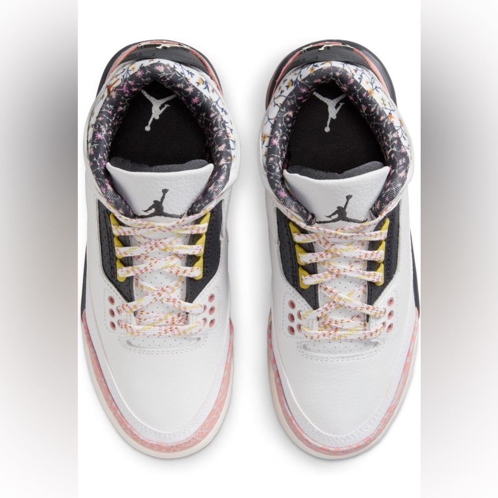 Jordan’s 3 Big Kid’s Retro White/Anthracite-Red Stardust